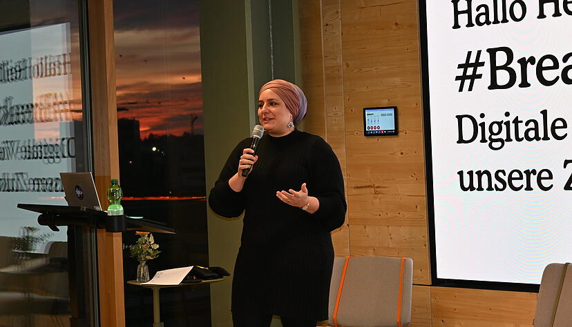 Merve Kayikci spricht auf dem Bildungscampus Heilbronn über Medien und Migration. Merve Kayikci spricht auf dem Bildungscampus Heilbronn über Medien und Migration.