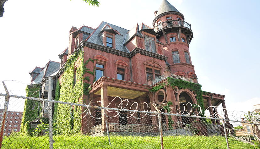 Das Traumschloss des Bierbarons Gottfried Krueger stand lange Zeit leer und verlassen im Herzen der amerikanischen Großstadt Newark. Nun hat es der Projektentwickler makerhoods renoviert. Das Traumschloss des Bierbarons Gottfried Krueger stand lange Zeit leer und verlassen im Herzen der amerikanischen Großstadt Newark. Nun hat es der Projektentwickler makerhoods renoviert.