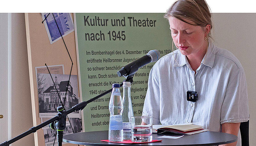 „Ich dachte, ich müsste jemanden umbringen“: Inga Machel liest im Literaturhaus aus ihrem viel gerühmten Debütroman „Auf den Gleisen“. „Ich dachte, ich müsste jemanden umbringen“: Inga Machel liest im Literaturhaus aus ihrem viel gerühmten Debütroman „Auf den Gleisen“.