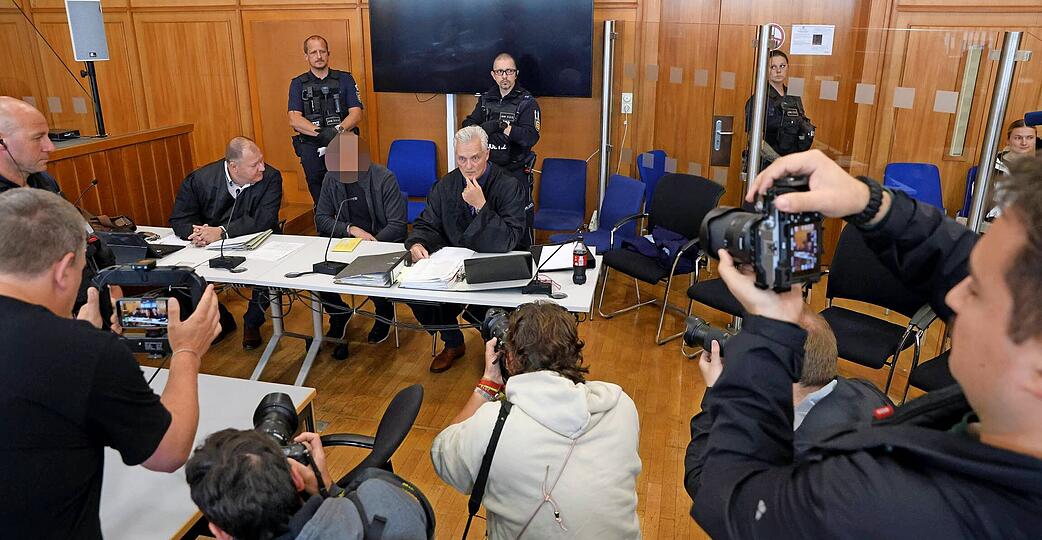 Im Januar soll der 53 Jahre alte Angeklagte unter anderem zwei seiner Arbeitskollegen erschossen haben. Dafür muss er sich vor dem Landgericht verantworten.