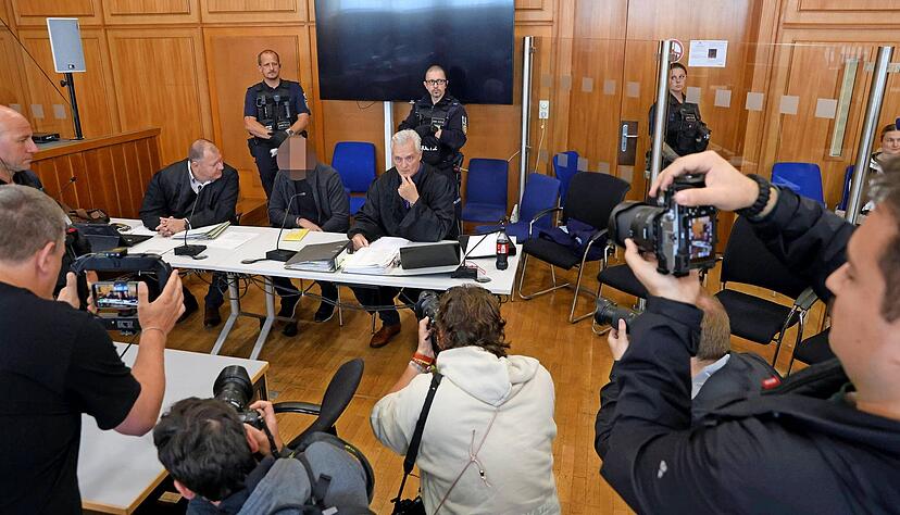 Im Januar soll der 53 Jahre alte Angeklagte unter anderem zwei seiner Arbeitskollegen erschossen haben. Dafür muss er sich vor dem Landgericht verantworten. Im Januar soll der 53 Jahre alte Angeklagte unter anderem zwei seiner Arbeitskollegen erschossen haben. Dafür muss er sich vor dem Landgericht verantworten.