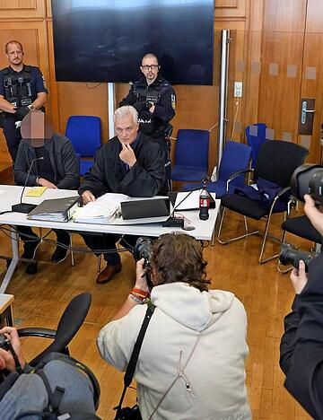 Im Januar soll der 53 Jahre alte Angeklagte unter anderem zwei seiner Arbeitskollegen erschossen haben. Dafür muss er sich vor dem Landgericht verantworten.