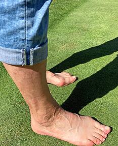 Heidi Bendele ist fasziniert davon, wie weich das Green ist.