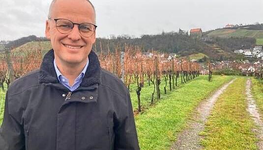 Thomas Vogl vor der Kulisse von Schloss Magenheim und dem Michaelsberg und dem Gelände an der Strombergstraße, wo mal ein Netto-Discounter gebaut werden soll