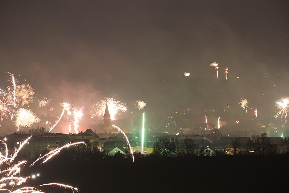 Die Feuerwerksraketen z&uuml;nden &uuml;ber der ganzen Stadt.
