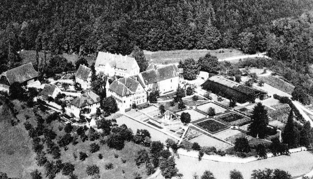 Ein Foto aus dem Jahr 1947. In drei Abschnitten hat sich das Gel&auml;nde ver&auml;ndert. Zwischen 1965 und 1966 kam der erste Neubau. Die zweite Bauphase war den 70er Jahren. Im dritten Abschnitt wurden Werkstatt und Schule gebaut.