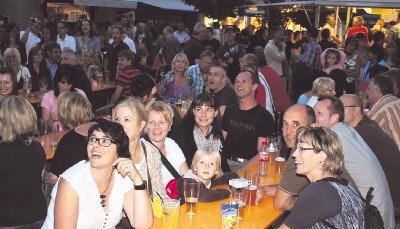 Mitsingen war Pflicht. Besonders am Samstagabend ließen sich die Zuhörer da auch nicht zweimal bitten.Fotos: Stefanie Jani Mitsingen war Pflicht. Besonders am Samstagabend ließen sich die Zuhörer da auch nicht zweimal bitten.Fotos: Stefanie Jani