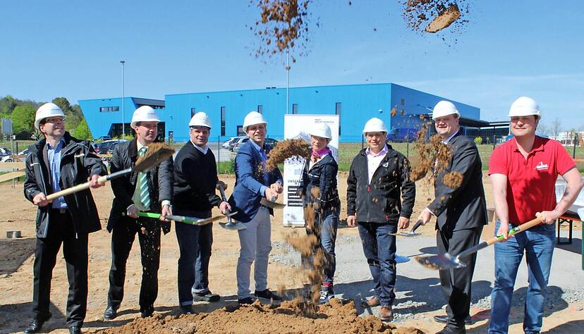 Bis 2020 soll der neue Businesspark am Kraftwerk am s&uuml;dwestlichen Ortseingang &Ouml;hringens entstehen. J&uuml;ngst fand der erste Spatenstich statt. Foto: Regina Koppenh&ouml;fer