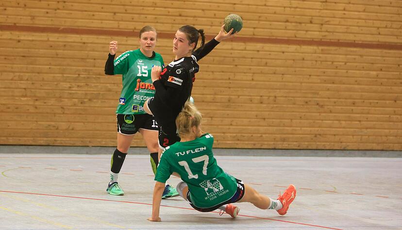 Im Vorjahr war Milena Hack, in schwarz gekleidet, noch f&uuml;r die HSG Hohenlohe gegen den TV Flein im Einsatz. Nun tr&auml;gt sie selbst das gr&uuml;ne Trikot.