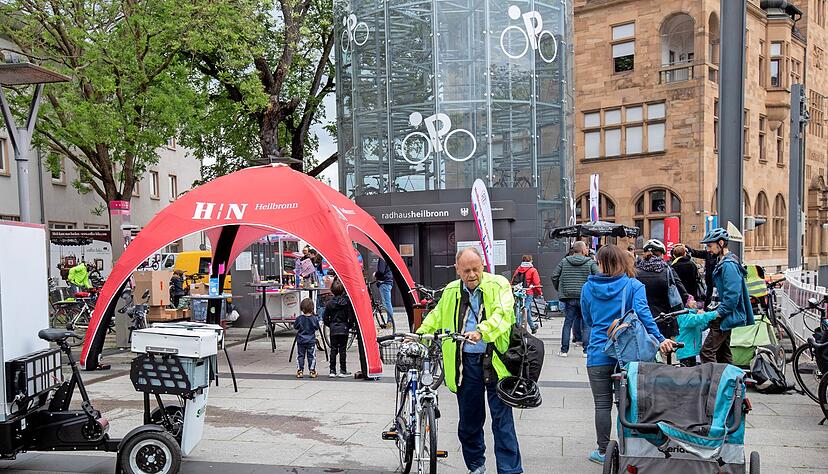Alles rund ums Rad(haus): Infostände und kostenlose Wartungen ziehen Fahrradfahrer vor den Heilbronner Hauptbahnhof. 
Foto; Andreas Veigel
