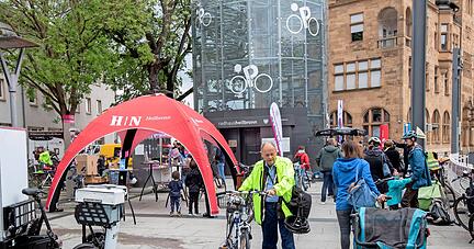 Alles rund ums Rad(haus): Infostände und kostenlose Wartungen ziehen Fahrradfahrer vor den Heilbronner Hauptbahnhof. 
Foto; Andreas Veigel