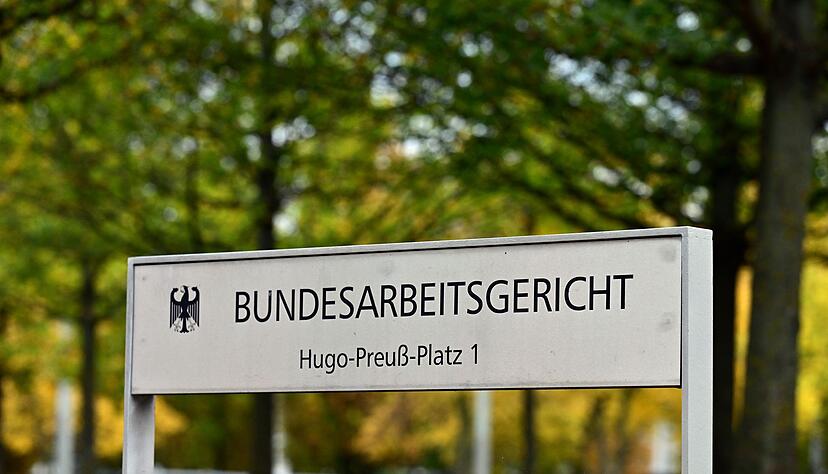 Bundesarbeitsgericht verhandelt &uuml;ber Lohngerechtigkeit zwischen Frauen und M&auml;nnern (Illustration).