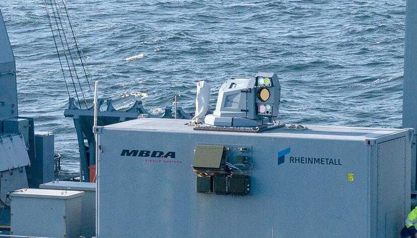 Der Laserdemonstrator von Rheinmetall und MBDA auf einem deutschen Marineschiff. Inzwischen ist er an Land gebracht worden.