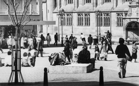 Kiliansplatz 1989. Nach dem Abbau von Eberhard Linkes Skulptur "Der mogulinische Legionär" wird der Sockel zum beliebten Kommunikationszentrum für Passanten.
Foto: HSt-Archiv.