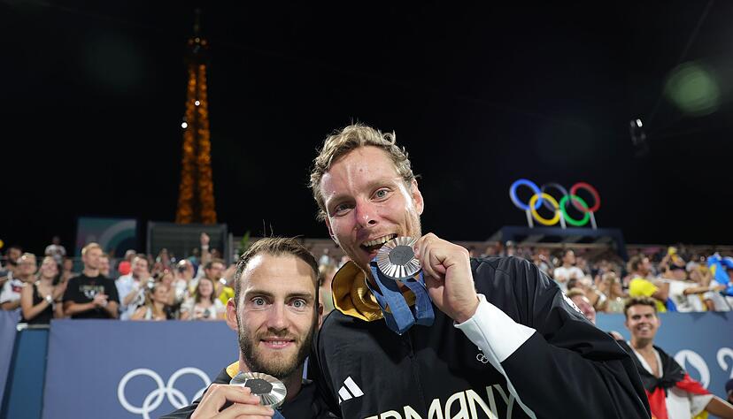 Das deutsche Beach-Duo Nils Ehlers (r) und Clemens Wickler holt Silber.