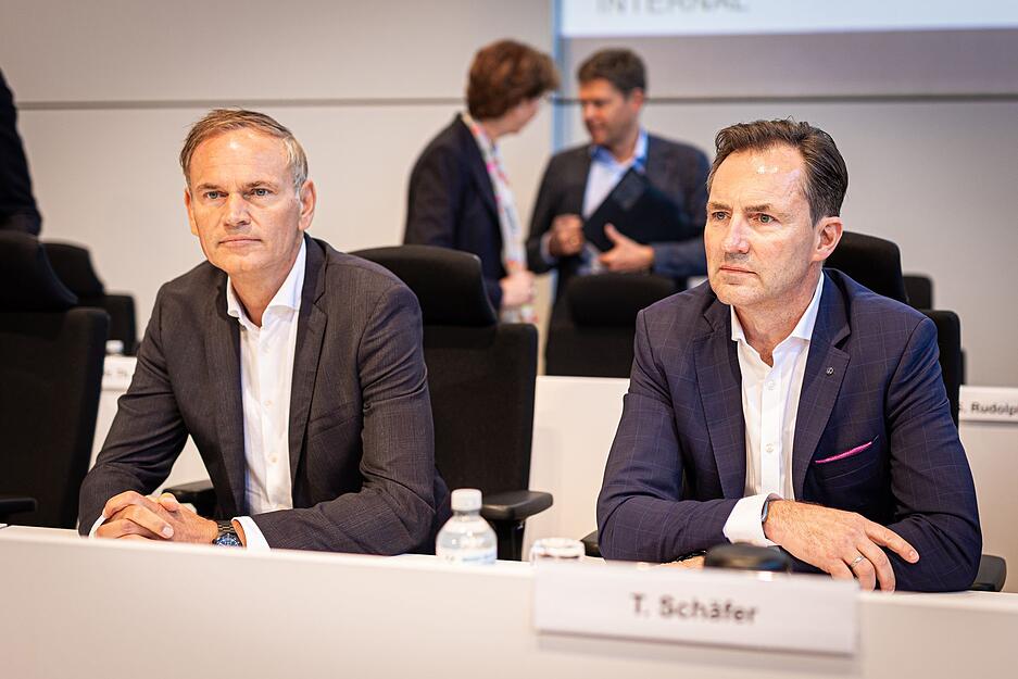 Auf der Betriebsversammlung in Wolfsburg verteidigen die VW-Vorstände ihre jüngsten Sparpläne.