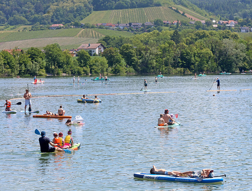 Ausger&uuml;stet mit Booten und Stand-Up-Paddeln genie&szlig;en die G&auml;ste am Breitenauer See den Sommertag am Samstag.