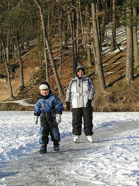 Winterliches Vergn&uuml;gen beim Schlittschuhlaufen auf dem Finsterroter See im Jahr 2009.