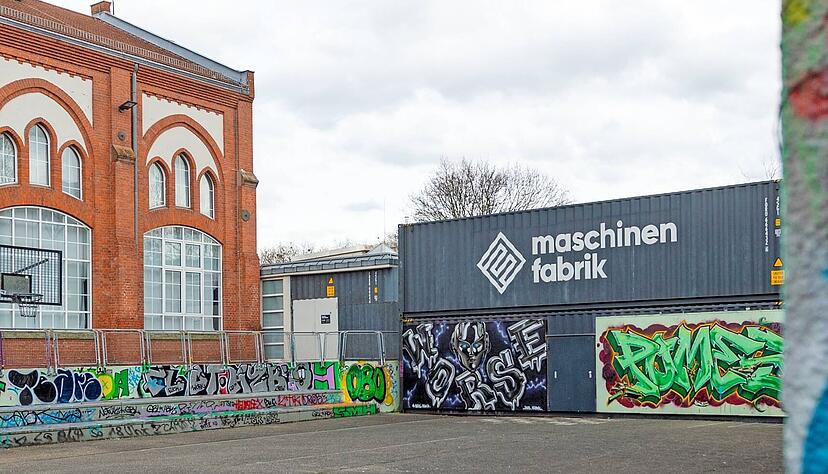 Die Sanierung der Maschinenfabrikhalle l&auml;sst auf sich warten. Zwecks L&auml;rmschutz wurden Container 2022 provisorisch zu einer Wand gestapelt.