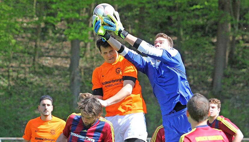 Gundelsheim (orangene Trikots) feierte gegen den künftigen SGM-Partner Eintracht Obergriesheim mit 9:0 den höchsten Punktspielsieg der Vereinsgeschichte. Der Einzug ins Pokalfinale gelang allerdings nicht.Foto: Alexander Bertok Gundelsheim (orangene Trikots) feierte gegen den künftigen SGM-Partner Eintracht Obergriesheim mit 9:0 den höchsten Punktspielsieg der Vereinsgeschichte. Der Einzug ins Pokalfinale gelang allerdings nicht.Foto: Alexander Bertok