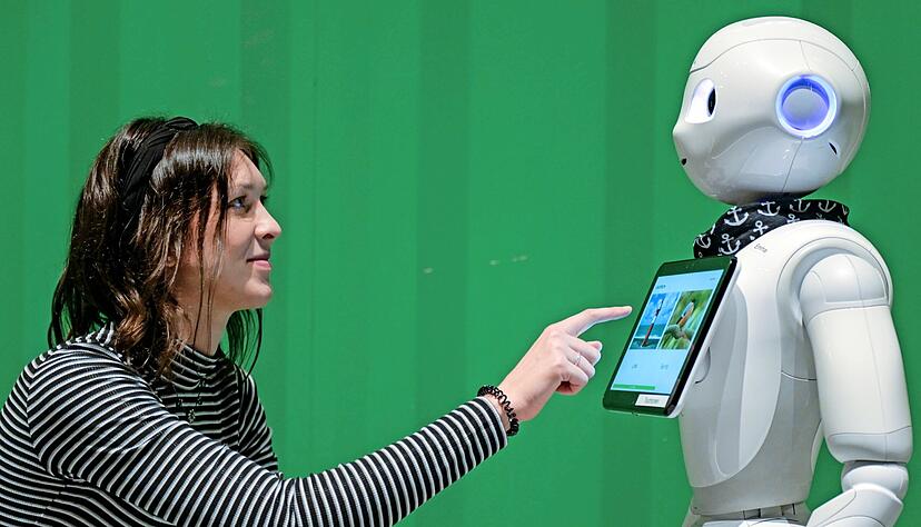 Damit KI-Technik wie dieser Pflegeroboter ähnlich wie ein Mensch agiert, arbeitet im Hintergrund enorme Rechenpower. Die Grünen debattieren darüber, wie solche Anwendungen und Nachhaltigkeit vereint werden können.
Foto: dpa Damit KI-Technik wie dieser Pflegeroboter ähnlich wie ein Mensch agiert, arbeitet im Hintergrund enorme Rechenpower. Die Grünen debattieren darüber, wie solche Anwendungen und Nachhaltigkeit vereint werden können.
Foto: dpa