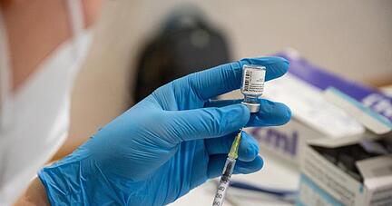 Die Mitarbeiterin eines mobilen Impfteams zieht im Alten- und Pflegeheim Bürgerheim den Impfstoff von Biontech/Pfizer in eine Spritze auf. (Archivbild).