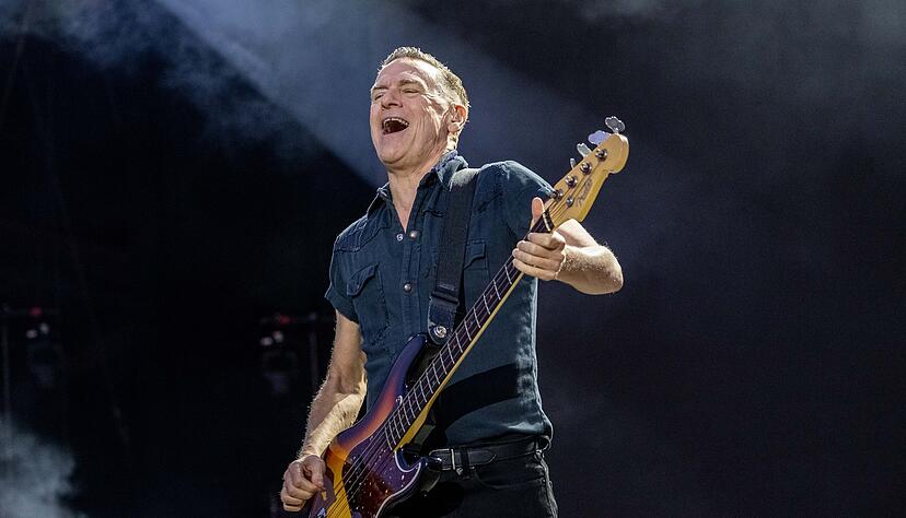 Bryan Adams live beim Würth-Open-Air in Künzelsau: Der kanadische Rockstar begeistert 10.000 Fans mit Hits und Humor.