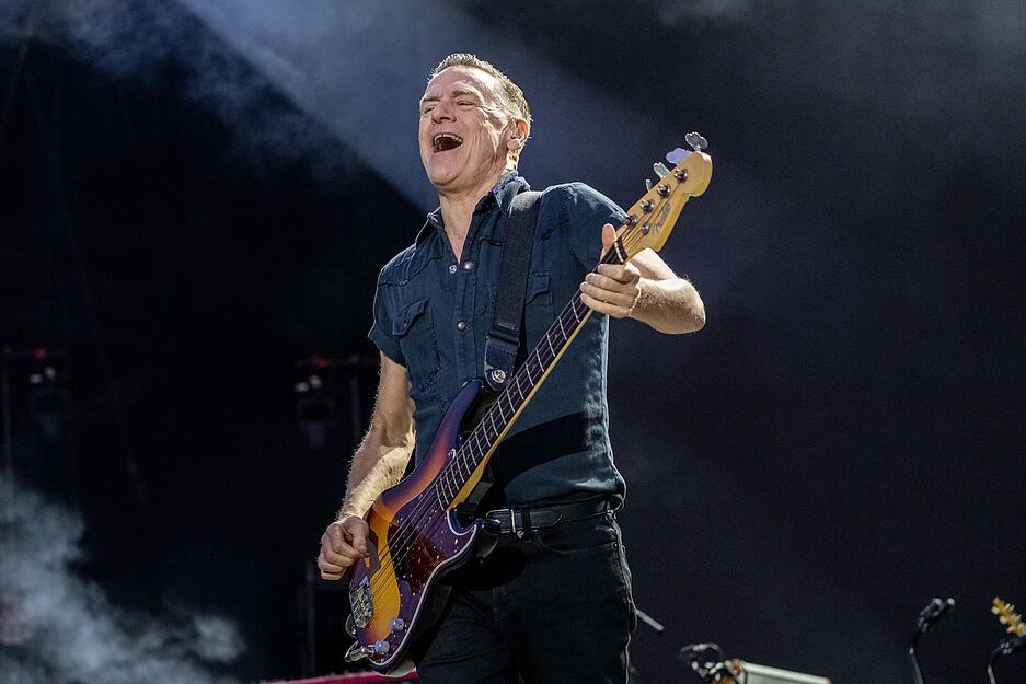Bryan Adams live beim Würth-Open-Air in Künzelsau: Der kanadische Rockstar begeistert 10.000 Fans mit Hits und Humor.