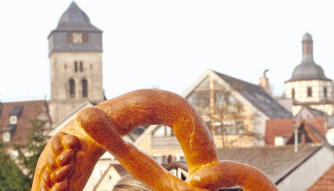 Leckerer Durchblick: Die Neujahrsbrezel - hier in Oberstenfeld - ist noch immer einer der beliebtesten Br&auml;uche zum Start ins Jahr. Um ihn ranken sich viele historische Anekdoten.
          Foto: Werner Kuhnle