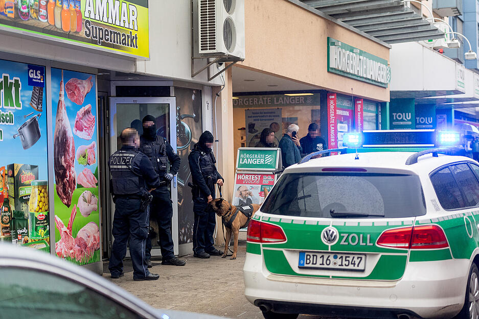 Zöllner sind am Dienstagmittag mit einem größeren Aufgebot in einem Supermarkt im Einsatz.