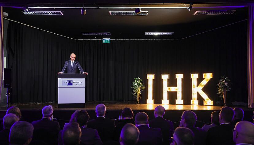 Die 500 G&auml;ste der IHK Arnsberg nahmen die Rede des Sauerl&auml;nders Merz wohlwollend auf.