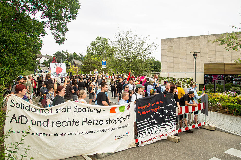 Gegendemo bei AfD-Bürgerdialog in Neckarwestheim