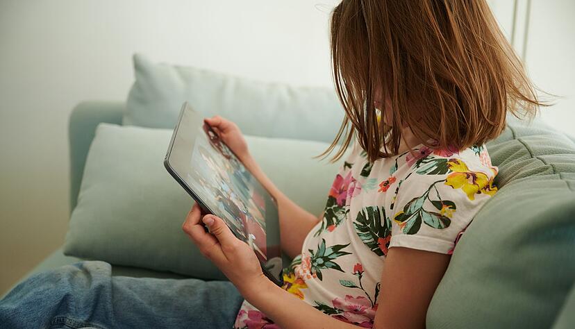 Digitale Welten kennenlernen, aber dabei nicht von ungeeigneten Dingen verstört werden? Apples Kinderschutz bietet künftig weitere Funktionen für Eltern an, den digitalen Konsum ihrer Kinder zu steuern.