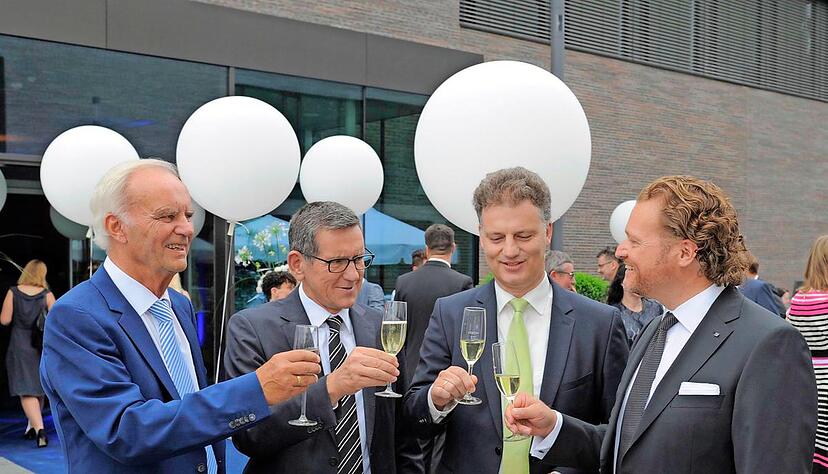 Stoßen aufs Jubiläum an: (v. l.) Erhard Klotz, Reinhold Geilsdörfer (Schwarz-Stiftung), GGS-Geschäftsführer Tomas Bayon und Präsident Dirk Zupancic.Foto: Mugler Stoßen aufs Jubiläum an: (v. l.) Erhard Klotz, Reinhold Geilsdörfer (Schwarz-Stiftung), GGS-Geschäftsführer Tomas Bayon und Präsident Dirk Zupancic.Foto: Mugler