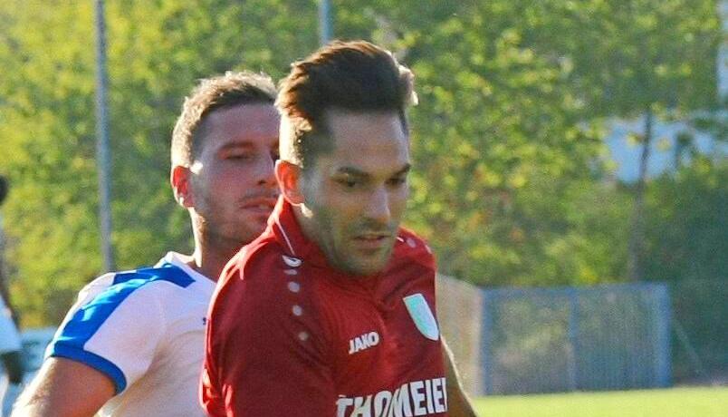 Bisher ließen sich die Gommersdorfer mit Dominik Feger nur in einem Spiel stoppen. Nun folgt das Gipfeltreffen gegen Neckarelz.
Foto: Kurt Gesper Bisher ließen sich die Gommersdorfer mit Dominik Feger nur in einem Spiel stoppen. Nun folgt das Gipfeltreffen gegen Neckarelz.
Foto: Kurt Gesper