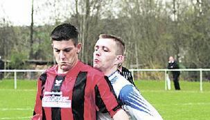 Kampf um Platz zwei der Kreisklasse B: Sven Holzwarth und der TB Richen gegen Alex Zeiser und den TSV Zaisenhausen. (Foto: Klaus Kr&uuml;ger)