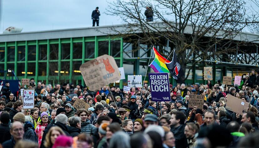 Vor dem Auftritt des Th&uuml;ringer AfD-Landeschefs H&ouml;cke zogen Hunderte Menschen vor die Veranstaltungshalle.