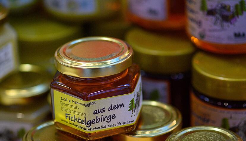 Verschiedene Sommerblüher sorgen beim Sommerblütenhonig aus dem Fichtelgebirge für einen kräftigen und vollmundigen Geschmack. Vor allem Lindenblüten machen den Honig zäh fließend und sorgen für die dunkelrote Farbe.