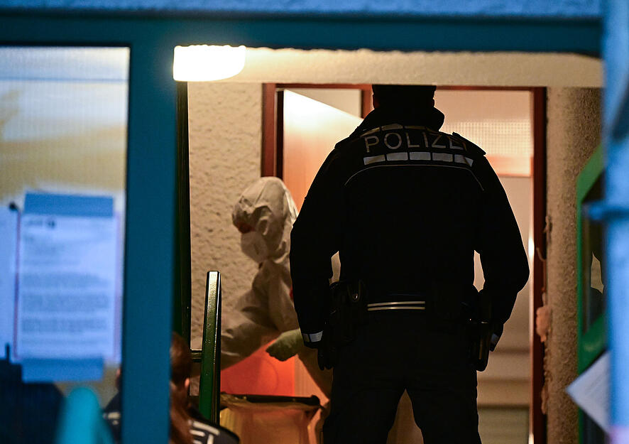 Polizeieinsatz in Stuttgart-Feuerbach nach dem Fund von drei Toten.