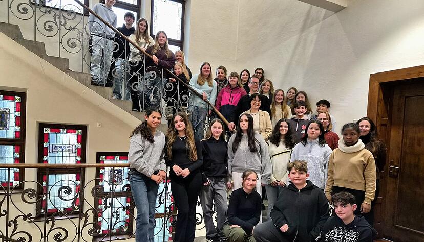 Sabine Rotermund empf&auml;ngt im Rathaus Schwaigern zehn Sch&uuml;ler aus La Teste-de-Buch sowie 14 aus der Leintalschule.