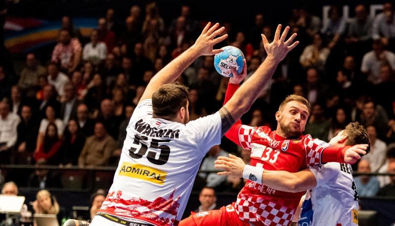 Kroatiens Luka Cindric (M) setzt sich gegen die beiden Österreicher Tobias Wagner (l) und Lukas Herburger am Wurfkreis durch.