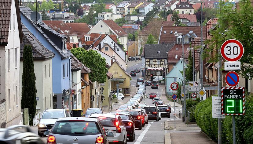 Vielerorts geht es wie hier im Heilbronner Stadtteil Frankenbach oft nur schleppend voran. Ein Unfall auf der Autobahn verschärft die Situation. Foto: Archiv/Seidel Vielerorts geht es wie hier im Heilbronner Stadtteil Frankenbach oft nur schleppend voran. Ein Unfall auf der Autobahn verschärft die Situation. Foto: Archiv/Seidel