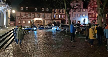 Auch in Bad Wimpfen trafen sich am Montag rund 30 sogenannte Spaziergänger &minus; nicht angemeldet. Eine Polizeistreife kam erst spät hinzu.
Fotos: Hoffmann/Polizei Heilbronn