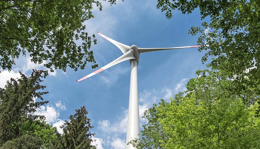Die Perspektive ist offen: Wann mit dem Bau der sieben Windräder im Wald zwischen Michelbach, Waldenburg und Neuenstein begonnen wird, ist unklar.
Foto: Archiv/dpa