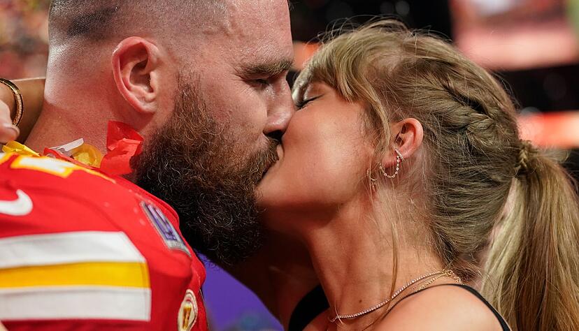 Und Kuss: Inzwischen sind Taylor Swift und Travis Kelce verlobt. (Archivbild)