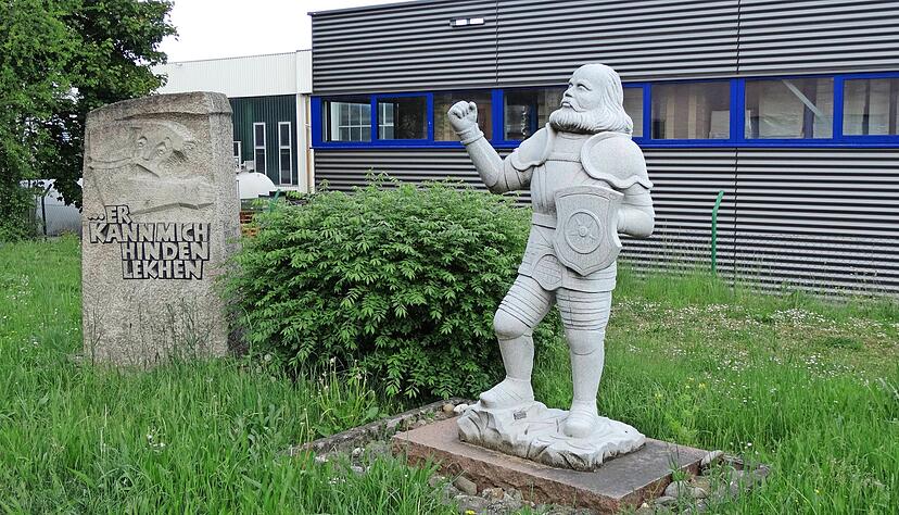 Dem Ritter mit der eisernen Hand sind in Krautheim eine Statue und ein Gedenkstein gewidmet. Den Stein ziert die Inschrift "Er kann mich hinden lekhen", woraus Goethe das bekannte " (...), er kann mich im Arsche lecken" machte.
Fotos: Ute B&ouml;ttinger