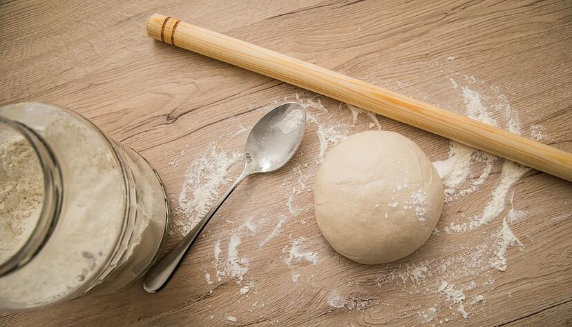 Für Börek-Röllchen braucht man Yufka-Teig. Der besteht aus wenigen Zutaten, muss aber hauchdünn ausgerollt werden. Für Börek-Röllchen braucht man Yufka-Teig. Der besteht aus wenigen Zutaten, muss aber hauchdünn ausgerollt werden.