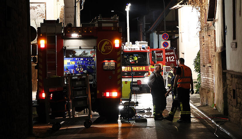 Feuerwehrleute sind nach starken Regefällen im Norden Bayerns mit Aufräumarbeiten beschäftigt. Mehrere hundert Unwettereinsätze mussten die Feuerwehren in Stadt und Kreis Aschaffenburg, wie auch dem Landkreis Miltenberg in der Nacht zum Donnerstag bewältigen. Feuerwehrleute sind nach starken Regefällen im Norden Bayerns mit Aufräumarbeiten beschäftigt. Mehrere hundert Unwettereinsätze mussten die Feuerwehren in Stadt und Kreis Aschaffenburg, wie auch dem Landkreis Miltenberg in der Nacht zum Donnerstag bewältigen.