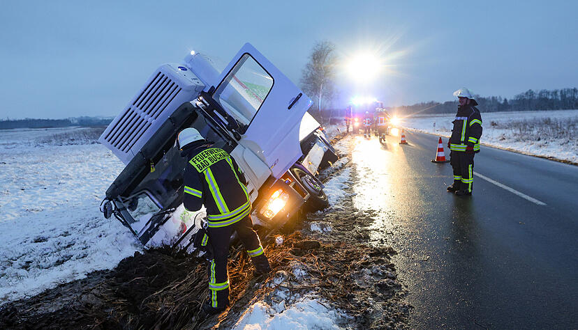 Ein Lastwagen liegt zwischen Bad Buchau und Moosburg neben einer Stra&szlig;e im Graben im Schnee. Im s&uuml;dlichen Baden-W&uuml;rttemberg hat es auf Grund von Schnee- und Stra&szlig;engl&auml;tte am Morgen zahlreiche Unf&auml;lle gegeben.