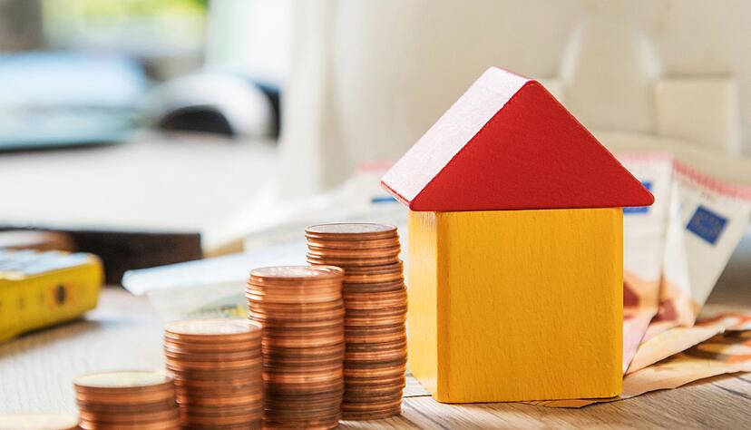 Cent f&uuml;r Cent zum Eigenheim: Wem die Zinsbindungsphase im ersten Finanzierungsanlauf nicht gen&uuml;gt, um die Immobilie abzubezahlen, ben&ouml;tigt eine Anschlussfinanzierung. Um die sollte man sich fr&uuml;hzeitig k&uuml;mmern.